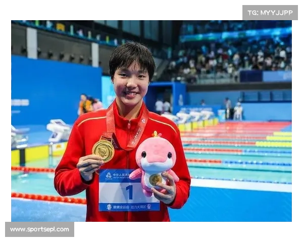 领奖台时刻:青少年组冠军高举奖牌笑容灿烂 领奖台时刻:青少年组冠军高举奖牌笑容灿烂